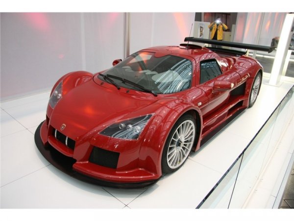 Захранва се от V8 би-турбо агрегат с обем 4.2 литра от Audi