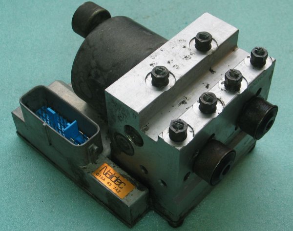 Моторът на помпата е разположен в хидроблока на ABS, като неговото потребление е 20 А. Той обаче работи за кратко време, само за да модулира налягането в спирачната система. Потреблението на енергия се повишава единствено в случаите, когато се налага аварийно спиране с блокиране на четирите колела, а те са доста редки.