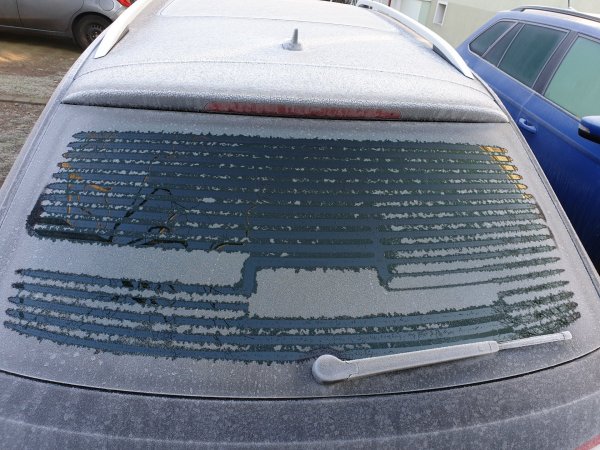 Потреблението на ток не превишава 20 А, а времето за работа се ограничава от реле, като съответно то не е повече от 15 минути на час. При някои модели подгряването на огледалата се включва отделно, като не се изключват автоматично.