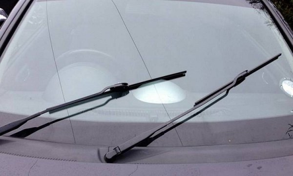 Това е сравнително мощен потребител, тъй като потреблението на ток при него достига 40 А. Времето, в което то работи, обаче е не повече от 15 минути. Още повече, че шофьорът рязко включва подгряването на стъклото повторно.