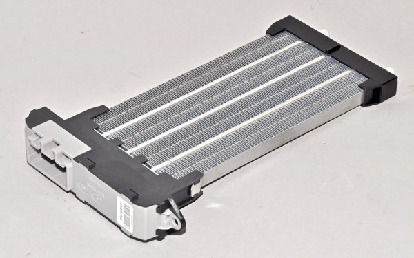 При част от автомобилите с бензинови двигатели и повечето дизели в системата за отопление е вграден електрически калорифер, предназначен за подгряване на въздуха, който влиза в салона. Системата се управлява по електронен път с помощна на датчици за температурата. Работата не продължава повече от 15 минути (докато моторът загрее), но потреблението на ток е значително - до 40 А.