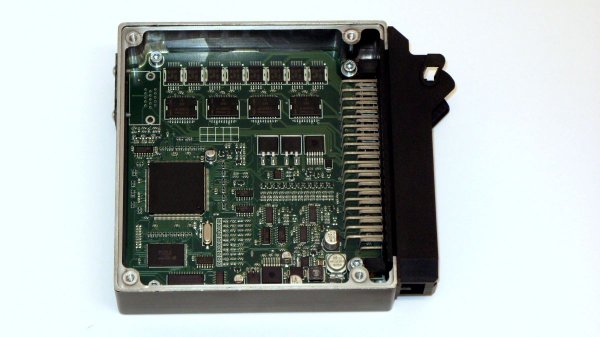 При старите двигатели с карбуратор електрическа енергия ползва само системата за запалване. А за да работи съвременният двигател с директно впръскване на горивото, трябва електричество за системите за управление, за захранване и за стартиране. Всички те работят като един отбор. И ако само една от тях излезе от строя, двигателят ще загасне. Затова и няма смисъл да се изчислява енергопотреблението на всяка от тях поотделно. В случая потреблението е около 20 А, което е средният показател за най-разпространените 4-цилиндрови двигатели. Съответно, ако цилиндрите са повече, потреблението на ток е по-голямо.