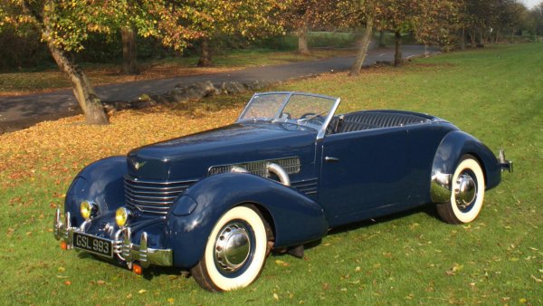 Тук спорът е между Alfa Romeo 8C от 1936 година и показания на снимката Cord 810 от същата година. Все пак, споровете надделяват в полза именно на американския модел, задвижван от 4,7-литров V8.