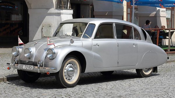 Светлините, които следват посоката на движение, независимо дали са свързани с кормилното управление или не, първо се появяват в Citroen DS. Tucker 48 има един централен завиващ фар в средата на "муцуната" си, но и той е изпреварен на пазара от чешката компания Tatra. Фирмата слага едно "циклопско око" на предницата на предвоенния T87, което се движи заедно с волана.