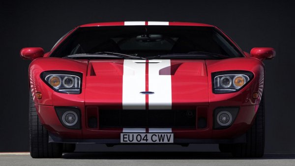 Може би тук трябва да споменем Ford GT от 2003 година. Суперколата е създадена за да отбележи 100-годишнината на Ford и по този повод в левият й фар има мотив "100" вграден в рефлектора.
