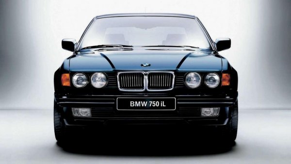 Ксеноновите светлини работят чрез създаването на електрическа дъга между два електрода, с помощта на газ. Те дават по-студена светлина от жълтеникавата на халогените и стига да не са поставени допълнително в квартален сервиз, са по-добро решение за автомобилите. На пазара присъстват от последното десетилетие на миналия век, като първия автомобил, който се предлагал с ксенонови фарове е BMW Series 7 E32 от 1991 година.