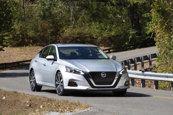 Универсален автомобил със среден размер, който се предлага в различни нива на оборудване и се предлага със задвижване на всички колела. Просторният багажник на Altima се комбинира с разделен 60/40 втори ред седалки, за да увеличи товароносимостта си за секунди.