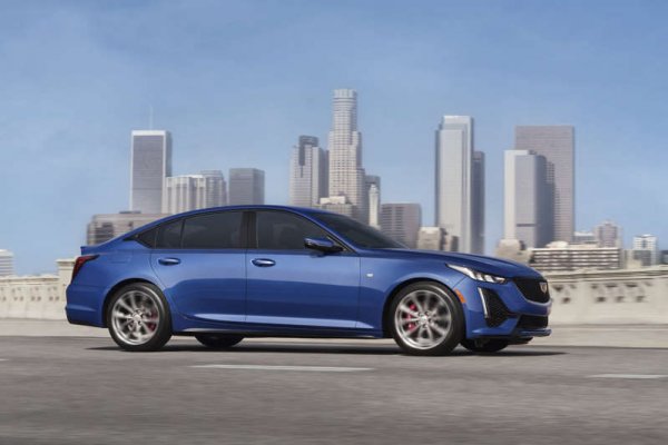 Луксозният седан Cadillac CT5 може да бъде оборудван с технология за свободно управление, известна като Super Cruise, а също така се предлага и във вариант с висока мощност - CT5-V.