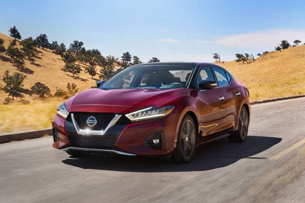 Това е един от малкото големи автомобили, които все още се предлагат на пазара. За своето 40-годишно издание Maxima се предлага в уникален двуцветен Ruby Slate Grey Pearl или Super Black екстериор към своя индивидуален интериор с червени кожени седалки