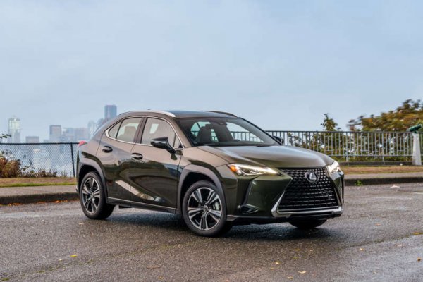 Lexus UX обединява традиционната японска естетика със съвременния лукс. Този SUV се предлага стандартно с усъвършенствана информационно -развлекателна система и редица технологии за безопасност.