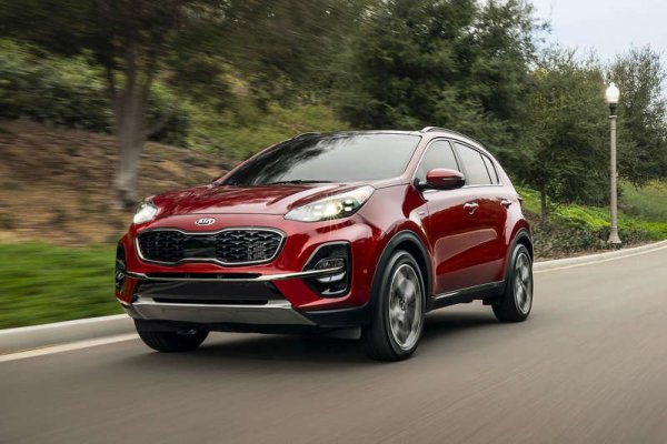 Sportage се предлага с множество функции и подобрения, от които купувачите могат да избират, включително екстериор Nightfall Edition с черни релси на покрива.
