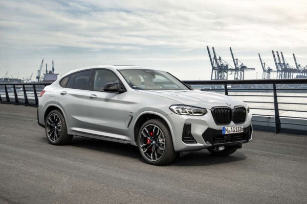 BMW X4 е компактен SUV, който дава на купувачите спортен поглед върху традиционния кросоувър. Стандартните спортни седалки и тризонов климатик осигуряват висок комфорт.
