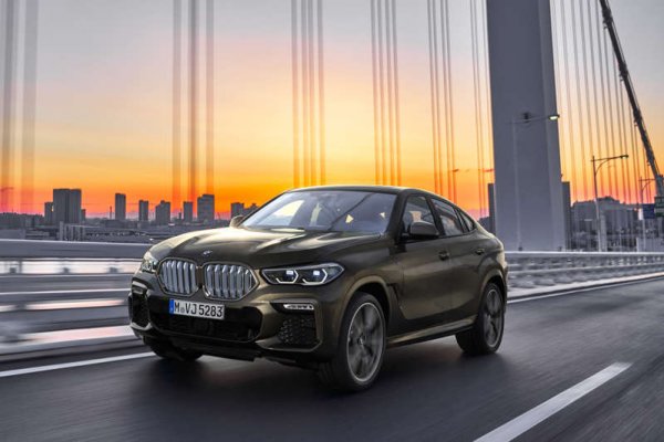 Луксозният кросоувър предлага забележителен дизайн, като опционалната осветена решетка на радиатора помага много за впечатляващия му екстериор. Салонът осигурява първокласен комфорт със стандартна кожена тапицерия и висококачествени материали.