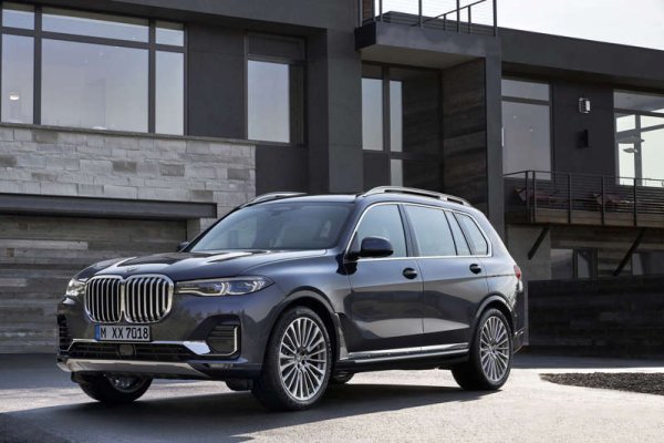 BMW X7 е най-големият автомобил на баварската марка. Моделът със 7 места стандартно разполага с въздушно окачване на двете оси, което осигурява комфорт при шофиране. Регулируемата височина позволява по-лесно влизане и товарене. BMW X7 се предлага с множество стандартни функции за безопасност и налична технология за подпомагане на водача.