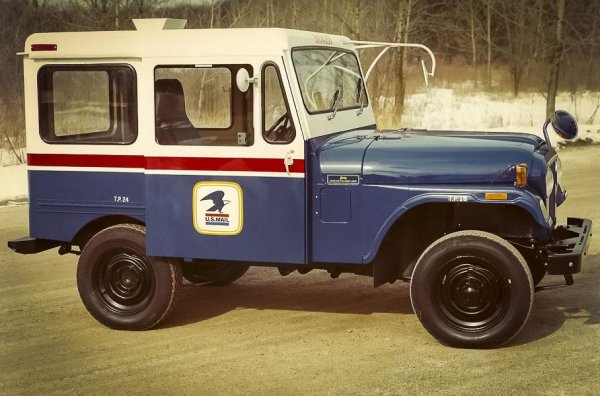 Представете си юлска сутрин през 1969 година. Някъде високо, високо в небето се случва история - пилотираният космически кораб &bdquo;Аполо 11&ldquo; с Нийл Армстронг и Бъз Олдрин на борда се втурва към лунната повърхност. Междувременно базиран на CJ Jeep DJ-3A със задно предаване, известен като Dispatcher, бавно навлиза в частния сектор. Шофьорът, разпространявайки писма и кореспонденция с новини за епохалното събитие, седи отдясно - при чести спирки не му се налага да обикаля колата всеки път.

FJ-3 / FJ-3A Fleetvan, който също е служил в доставките и не се е доближил до това да изглежда като каноничен представител на офроуд племето и не е и проектиран за преодоляване на знаменитото тежко трасе Rubicon Trail.