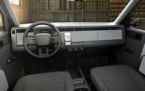 Най-новият производител на автомобили - Slate Auto, е основан от бивши инженери на Tesla и Rivian, като се ползва от подкрепата на един от най-богатите хора на планетата - Джеф Безос. Първият модел на марката е пикап, наречен Truck, който изобщо няма мултимедийна система. Зад волана има само малък екран - за отчитане на скоростта и оставащия заряд в батерията. Ако желаете, можете да инсталирате смартфона си на таблото.

Тази идея се нарича BYOD – Bring Your Own Device. Тя е родена в корпоративна среда, където служителите започват да използват лични лаптопи и смартфони вместо служебни. И сега тази идеология идва при автомобилите.