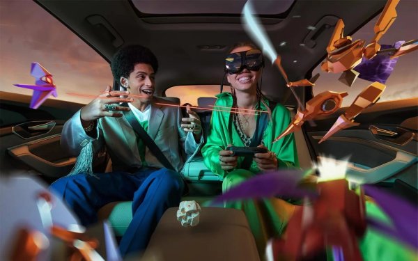 VR и AR технологиите в ежедневието отдавна не изненадват никого. Но те все още не са успешно внедрени в различни автомобилни системи. Audi, например, заедно с компанията Holoride, тестваха система за виртуално забавление за пътници. Слагате специални устройства, наподобяващи очила за нощно виждане, и вместо да наблюдавате променящия се пейзаж, започвате да играете нещо. В същото време изображението се синхронизира с движението на автомобила, така че да не получи морска болест.
