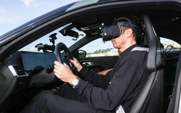 Друг германския премиум производител - BMW, отдавна експериментира със очила Varjo, които проектират виртуални елементи пред очите на водача. Така, това което започна като малък експеримент на инженерите на баварската марка, се превърна в невероятна технология. В случая не става въпрос за пренасяне на виртуален свят в автомобили, а за нещо повече от това - автомобилите се превръщат в контролер, който свързва виртуалния и физическия свят.

Големия проблем, в случая, е безопасността. И ако пътниците могат да се сблъскат максимално с гадене, шофьорът губи част от зрителното поле, което може да причини сериозен инцидент.