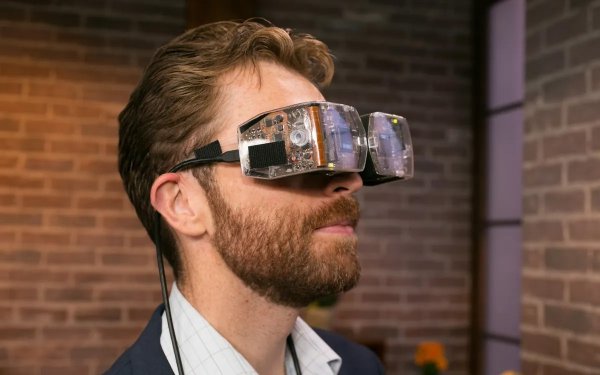 Най-футуристичната идея е да се изоставят изцяло физическите дисплеи. Вместо това проектирайте изображението директно в очите на водача и пътниците. Сега звучи като научна фантастика, но първите стъпки вече са направени.

Има технология за прожектиране на ретината - прожектиране на изображение директно върху ретината на окото. Работи с помощта на специални очила, разработени от компанията Avegant, но има няколко основни недостатъка - голямо обемност, ниска разделителна способност, висока цена. 

Развитието на тази идея е насочване на ретината. В този случай изображението се прожектира не от очилата, а отвън - например с помощта на инфрачервен лазер, който проследява позицията на очите и насочва изображението директно там. Но все пак засега всичко това изглежда повече като атракция в научен музей.
