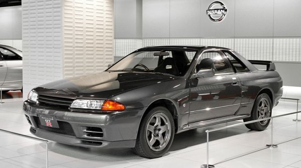 След близо 16 години пауза, Nissan реши да възкреси Skyline през 1989 с третото поколение, с код R32. В основата му бе 2.6-литров редови шестак с туин турбо, съчетан с подсилена 5-степенна ръчна трансмисия. Първоначалната мощност бе 280 конски сили. Производството продължи до 1994, бяха сглобени 43 937 бройки. 

