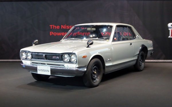 Първото поколение дебютира през февруари 1969 и остана в производство четири години, с обща серия от 1945 сглобени коли. В сърцето му бе агрегатът S20 - шестцилиндров редови двигател с обем 2 литра, първоначално разработен от инженерите на погълнатата от Nissan компания Prince. 

