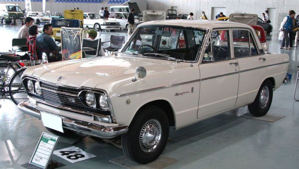 Prince Motor Company бе японски производител, основан през 1947, който през 1966 заради сериозни финансови затруднения се сля с Datsun-Nissan. Prince се фокусираше върху по-луксозни автомобили, като и двата му най-популярни модела - Gloria и Skyline - после останаха и в гамата на Nissan. 
Оригиналният Skyline бе представен от Prince през 1957 година с 1.5-литров мотор. През 1964 се появи версията GT с 2.0-литров агрегат. После компанията реши да направи специална версия за състезания, наречена GT-R (Gran Turismo Racing), и с нея спечели 33 победи за година и половина. 
