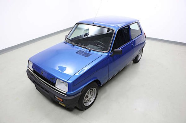 Името Alpine е прилепено към модел на Renault за първи път през 1976 година във версията на хот-хеч 5. Той се задвижва от стария двигател Cl&eacute;on-Fonte - с 1,4 литра и 91 к.с. Това е впечатляваща цифра за малък хеч-бек от средата на 70-те години.

Модифицираните версии се представят зрелищно на много заснеженото рали Монте Карло през 1978 година, завършвайки втори и трети зад Porsche 911, но побеждавайки всеки Fiat 131 Abarth и Lancia Stratos.