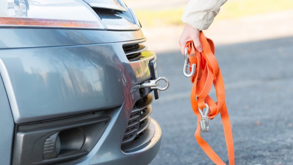 Не се препоръчва автомобил с вариаторна скоростна кутия да бъде използван за теглене на друго превозно средство. Както и в случая с буксуването, тук отново цялото натоварване пада върху CVT трансмисията. Неслучайно, в ръководството за използване на автомобила някои производители посочват и ограничение на скоростта при теглене на ремарке (или друг товар). Тези препоръки трябва да се спазват, тъй като ремонтът на вариатора не е от евтините.

Ако все пак буксуването е необходимо, шофьорът трябва да избягва рязкото натискане на педала на газта. При теглене на автомобил с вариатор двигателят трябва да бъде включен задължително. В противен случай се стига до липса на масло в кутията, а нейният задвижващ вал ще се върти от колелата. В същото време ремъкът или веригата буквално ще стържат по неподвижния и съответно несмазван вал на двигателя.