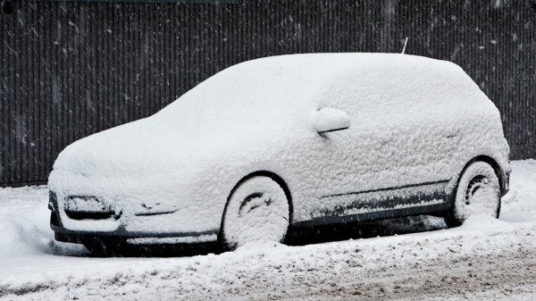 При зимна експлоатация трябва да се знае, че когато температурата навън падне под 15 градуса, трябва да се загрява не само двигателя на автомобила, но и неговата вариаторна скоростна кутия. Гъстото и студено масло няма как ефективно да смаже подвижните елементи, което води до триене на елементите в кутията. Затова е добре поне първите 5 километра след потегляне да се избягват сериозни натоварвания, като автомобилът се движи плавно и без резки ускорения.
