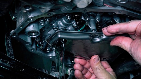 При експлоатации на автомобил с вариаторна трансмисия е необходимо внимателно и постоянно следене на нивото и на състоянието на маслото в нея. Замърсеното или некачествено масло намалява ресурса на ремъка/веригата и на конусните дискове. Навлизането на кал и прах от съединителя запушва каналите и съответно ремъкът започва да прескача, което води до отказ на самия агрегат.