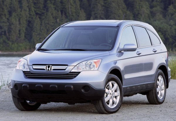 Третото поколение Honda CR-V се отличава с необичайна конструкция на задвижването на четирите колела със системата с двойна помпа (DPS), която съчетава диференциал и двойна маслена помпа. Основният проблем е недостатъчната плътност на трансмисионните агрегати. Дори малко потапяне във вода може да повреди задвижването на четирите колела. 
