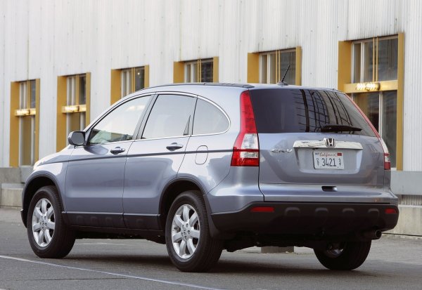 Задвижващият вал причинява допълнително главоболие на собствениците, тъй като напречните му части рядко издържат повече от 180 000 км. Подмяната, според инструкциите, е възможна само при сглобяването на автомобила, което прави ремонта почти невъзможен.
