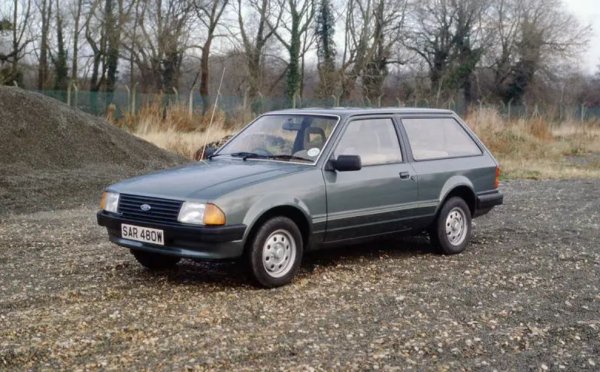 Помните ли тази? Много обичайна гледка от 50-те до 80-те години на миналия век. Това беше предшественик на хечбека, характерен за работническата класа. Популярен формат за малки автомобили като Ford Prefect и Escort (на снимката). Да, малкият до среден комби автомобил често се конструира като такъв с две врати. От дългата база на VW Polo до Vauxhall Chevette – съществуваше стабилен пазар, включващ интересни предложения като фалшивото комби 4x4 във формата на Matra Rancho. Да, хечбекът го уби.