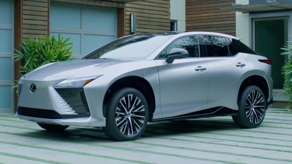 Поздравления за Lexus, че най-сетне събра смелост да навлезе на електрическия пазар - макар че петместният RZ да има много простор за подобрения. Плюсовете според американското издание тук са елегантният салон, меката возия и прецизното управление. При стартова цена около 60,000 долара RZ не е евтин, но е сравним с конкурентите. Най-голямата спънка тук е обхватът - едва около 350 км по тестовете на ЕРА. 

Оценка на C&D: 7/10
Пробег с едно зареждане: 355 км