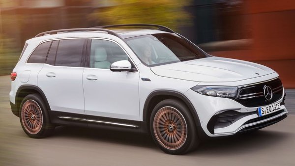 Базовият EQB, който започва от 54,000 долара, разполага с един-единствен електромотор с мощност 188 коня, и дава около 400 км обхват с едно зареждане според официалните тестове. С&D тества по-мощните версии и ги намери за пъргави и приятни за каране. Но не бива да очаквате много от предлагания като опция трети ред седалки - те са твърде тесни дори за деца. 

Оценка на C&D: 7.5/10
Пробег с едно зареждане: 402 км
