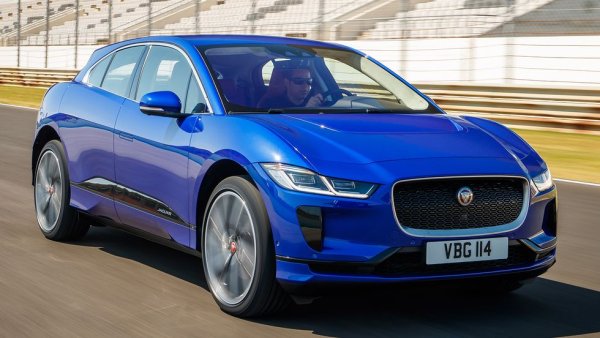 Цената тук тръгва от 72,500 долара. Електрическият Jaguar има рефлексите на истински спортист и се усеща бърз и пъргав. Двата електромотора дават 394 конски сили мощност. Но пробегът с едно зареждане е твърде скромен за изискванията на американската публика. И не само. 

Оценка на C&D: 7.5/10
Пробег с едно зареждане: 395 км
