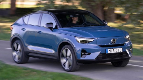 От десетилетия сме свикнали да очакваме от едно Volvo практичност, простор и акцент върху безопасността. В това отношение C40 изглежда не на място: то има доста по-скосен покрив от братовчед си XC40 Recharge, което създава твърде много слепи зони за шофьора и в същото време отнема от полезното пространство. Е, скосеният покрив увеличава пробега с едно зареждане с около 5 км, но това едва ли е достатъчна компенсация. 

Оценка на C&D: 7.5/10
Пробег с едно зареждане: 363 км

