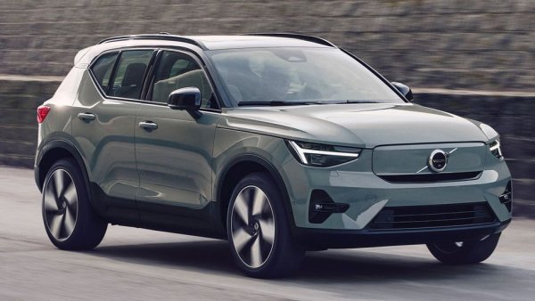 Бензиновото XC40 има достатъчно плюсове, и повечето са валидни и за електрическата му версия. Тя е пъргава, лека за каране и предлага елегантна, интелигентно проектирана кабина с качествени материали. Но стартовата цена от почти 55,000 долара е шокиращо висока за размерите и ограничения пробег на тоз автомобил. 

Оценка на C&D: 7.5/10
Пробег с едно зареждане: 358 км
