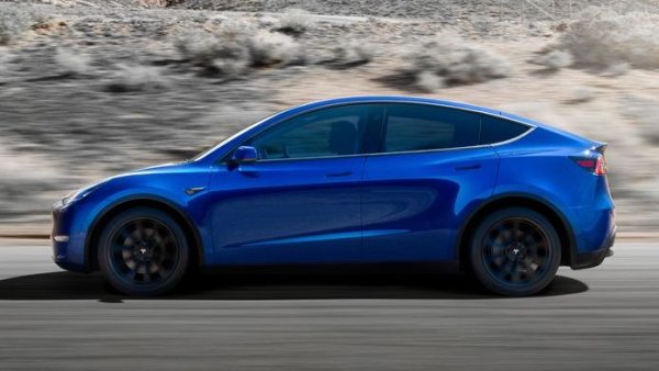 Най-продаваната кола и в САЩ, и в Европа от началото на 2023, но това не стига да убеди редакторите на C&D. Най-големият коз на Model Y според тях е достъпът до огромната (поне отвъд океана) мрежа от бързи зарядни станции на Tesla. Удобството от ползването й компенсира несръчното управление на този автомобил и пропуските в ергономията на информационната й система, в която всичко се управлява от един голям сензорен екран. 

Оценка на C&D: 7.5/10
Пробег с едно зареждане: 531 км