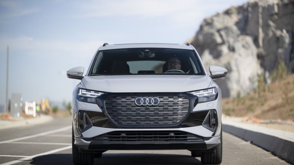 Съвсем наскоро отвъд океана дебютира базовото ниво - Q4 e-tron 40, което стартира от 51,000 долара и дава в замяна 201 конски сили. По-високите версии са с по два електромотора и със задвижване на четирите колела, и развиват 295 коня. Но при тях обхватът спада забележимо. 

Оценка на C&D: 8/10
Пробег с едно зареждане: 426 км
