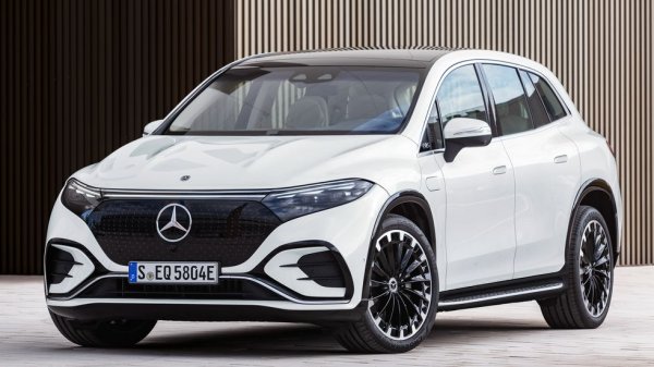 Ако се вълнувате от размерите, това е логичният избор за вас. EQS SUV е точно това, което подсказва името му - SUV версия на луксозния сезан EQS. Има възможност за трети ред седалки, както и доста приличен пробег с едно зареждане. Но далеч не е евтин - цената стартира от над 105,000 долара. 

Оценка на C&D: 8/10
Пробег с едно зареждане: 490 км
