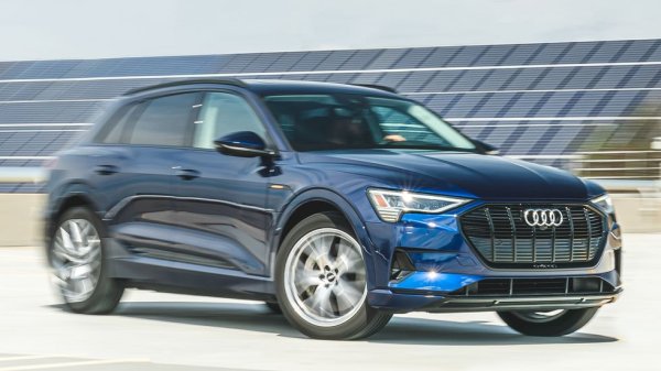Достъпно в две версии според формата на багажника, Audi e-tron е образец за средноразмерен луксозен SUV, отбелязва C&D. Отлично обезшумената и с високо качество на материалите кабина не оставя много да се желае. Но като електрически SUV това Audi не е чак толкова убедително. Първо, има доста умерен пробег с едно зареждане. И второ, никак не е евтино със стартовата си цена от 70,000 долара. 

Оценка на C&D: 8/10
Пробег с едно зареждане: 363 км