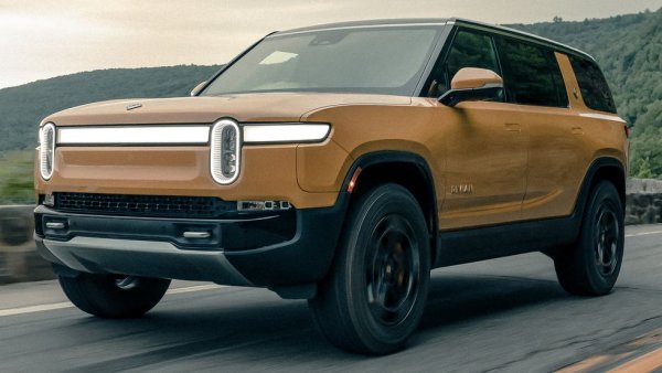 С добри офроуд способности и отчетливо американска стилистика, това е електромобил за каубои. Но грубовата външност да не ви навежда на мисълта, че тази кола е технически по-изостанала от конкурентите. Под нея се крият четири електромотора с 835 конски сили мощност, и чудовищна 128.9-киловатчасова батерия. 

Оценка на C&D: 8.5/10
Пробег с едно зареждане: 516 км
