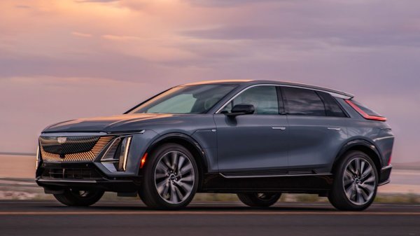 Чисто новият Lyriq не само е стилен и комфортен, отбелязват от C&D, но и е изненадващо изгоден. Стартовата цена за варианта със задно предаване е 63,000 долара, което е с близо 20,000 долара под съпоставимото BMW iX. Разбира се, и мощността е по-скромна - 340 коня вместо 516 при баварците. Но все пак електрическият Cadillac осигурява достатъчно ускорение при нужда. 

Оценка на C&D: 9/10
Пробег с едно зареждане: 502 км
