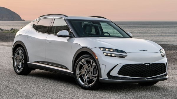 Най-новият електрически модел на Genesis впечатлява експертите на C&D с оригиналния си дизайн, високото качество на интериора и приятно пъргавото пътно поведение. Стартовата цена тук е малко над 60,000 долара. Двете версии на оборудване - Advanced и Performance - ви дават възможност да избирате между по-голям пробег с едно зареждане (400 км) или повече мощност (483 конски сили, но с 380 км пробег). 
 
Оценка на C&D: 9/10
Пробег с едно зареждане: 400 км