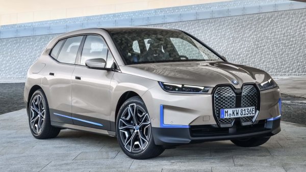 От всички тествани от Car&Driver луксозни електрически SUV, най-висока оценка получава BMW iX. Ако погледнете отвъд предната решетка с вид на озъбен бобър, iX дава много динамика и завиден пробег с едно зареждане, пишат редакторите. Салонът предлага голям извит екран за приборите и мултимедията, увенчан от новаторски шестоъгълен волан. Версията xDrive 50 започва от 85,000 долара в Америка и има два електромотора, задвижване на четирите колела и 516 конски сили мощност. В тестовете автомобилът показа прецизно управление, гладка возия и забележителен комфорт. 

Оценка на C&D: 9.5/10
Пробег с едно зареждане: 521 км
