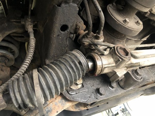 Ако не се следи за състоянието на гумените уплътнения, ще настъпи момент, в който по тях ще се образуват пукнатини. И през тях ще започне да проникват вода и мръсотия. В един момент получената смес ще се утаи върху основния вал, което ще доведе до образуване на ръжда. Крайният резултат е появата на скърцане и луфт в кормилното управление, който е опасен за автомобила.