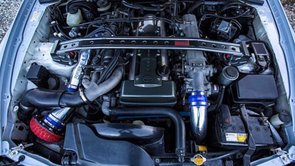 Подобно на RB26, двигателят Toyota 2JZ-GTE влиза в този списък без особено затруднение. Вярвате или не, това е двигателят, който достига 1000 к.с. с помощта на стандартни вътрешни части. Всеки двигател, който може да задвижи шосейна Supra до над 386 км/ч в рамките на една миля (1,6 км), получава нашите аплодисменти. 