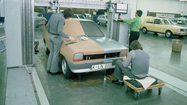 Още през 60-те Ford обмисля да разработи малък автомобил за европейския - и най-вече за британския - пазар. Но в крайна сметка този конкурент на Mini е зачеркнат от плановете, защото разработката би струвала скъпо, а печалбата от такъв автомобил е скромна. 
След петролната криза през 70-те обаче създаването на икономичен, евтин модел става наложително. Задачата е да се създаде конкурент на Fiat 127, по онова време най-продавания автомобил в Европа. Инженерният проект е дело на Тревър Ърскин, дизайнът - на Том Тярда от ателието Ghia. За Fiesta е построена изцяло нова фабрика във Валенсия, Испания. Но освен това се прави в Заарлуи и Кьолн, Германия, и в Дагенъм, Великобритания. 