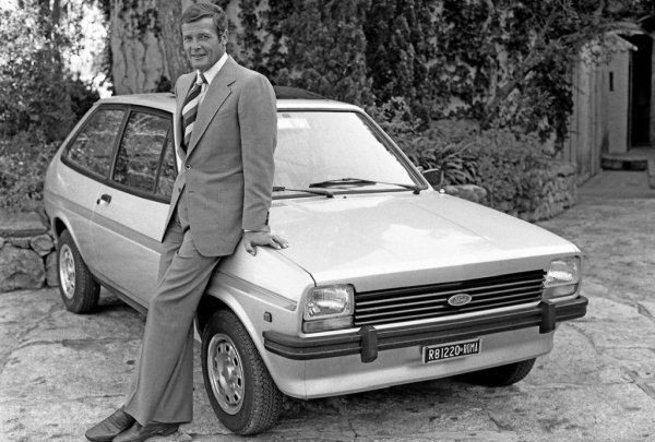 Fiesta никога не се е отличавала с особен блясък - не това е целта на този автомобил. Но все пак през годините и той се е докосвал до славата. Даже и като автомобил на Джеймс Бонд в "Шпионинът, който ме обичаше" с Роджър Муур (на снимката). Кинозвездата Рене Зелуегър караше Fiesta в истинския живот. 
А Идрис Елба, който бе сред фаворитите за следващия Джеймс Бонд, има още по-тясна връзка с автомобила: преди да стане актьор, две години е изработвал компоненти за Fiesta в Дагенъм. 
